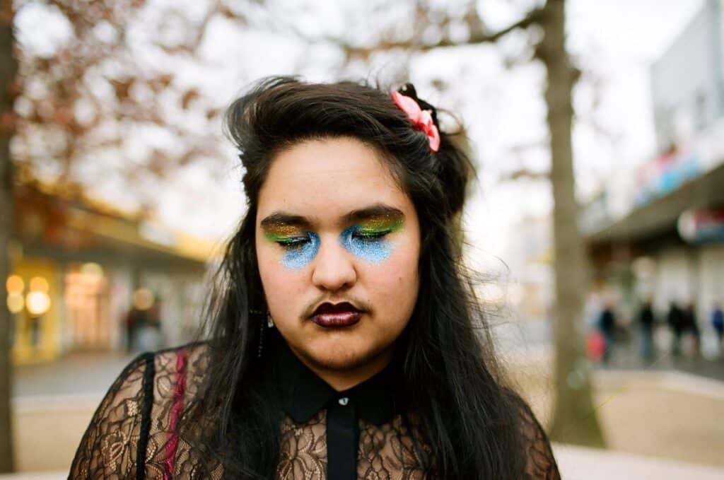 Adrian Tuazon McCheyne fotografia de persona con maquillaje de ojos brillante