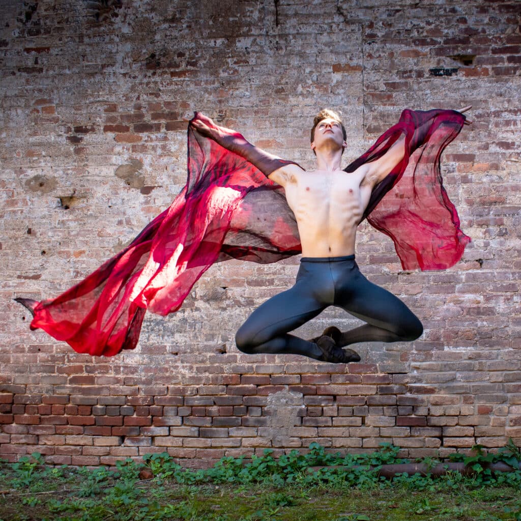 Fotografía de Brian Bates de una bailarina saltando con un pañuelo rojo