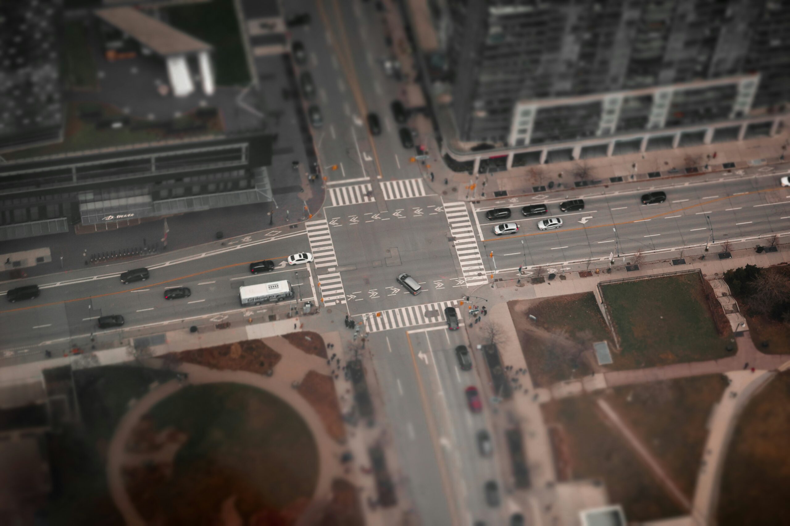 Vue de la Tour CN sur l'intersection des rues de Toronto à l'échelle