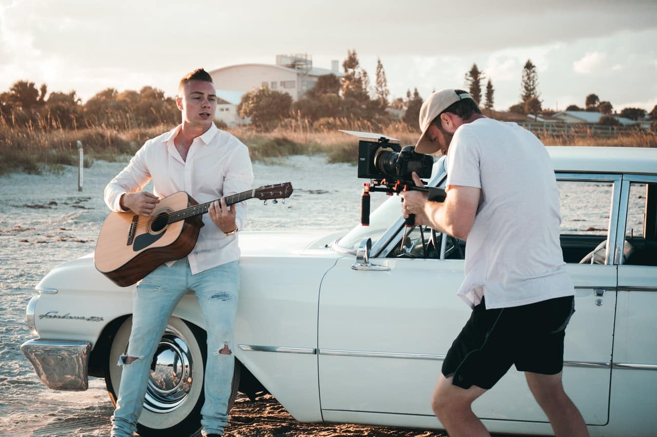 Mann beim Singen filmen