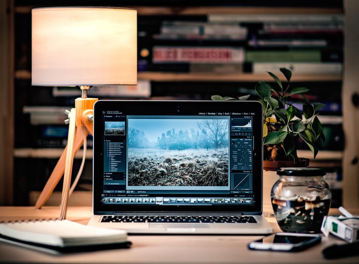 macbook_on_desk