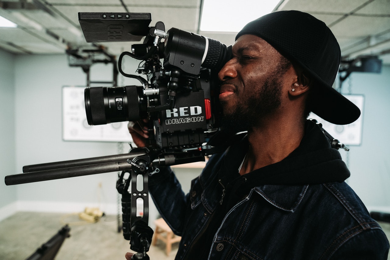 homme avec caméra vidéo