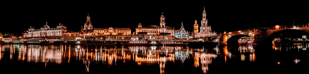 panorama de un paisaje urbano nocturno reflejado en el agua