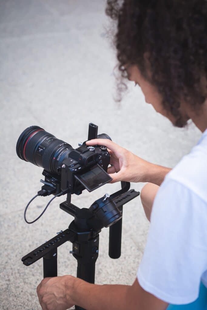 personne installant la caméra sur le cardan pour la vidéo