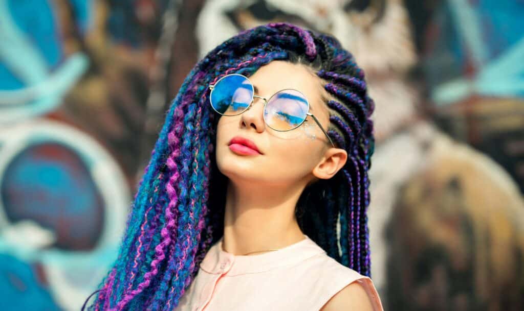 portrait d'une femme avec des tresses colorées et du rouge à lèvres rouge