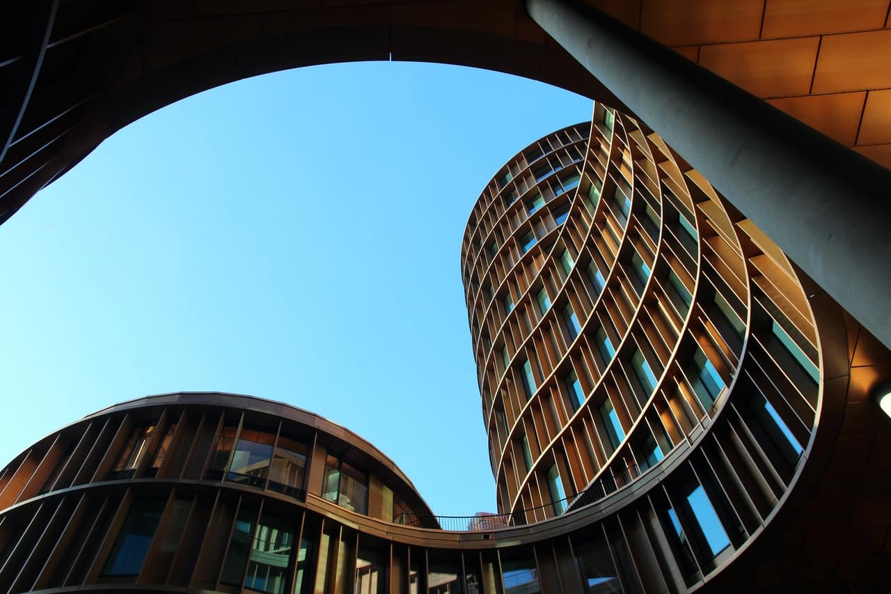 Bâtiment rond de couleur marron