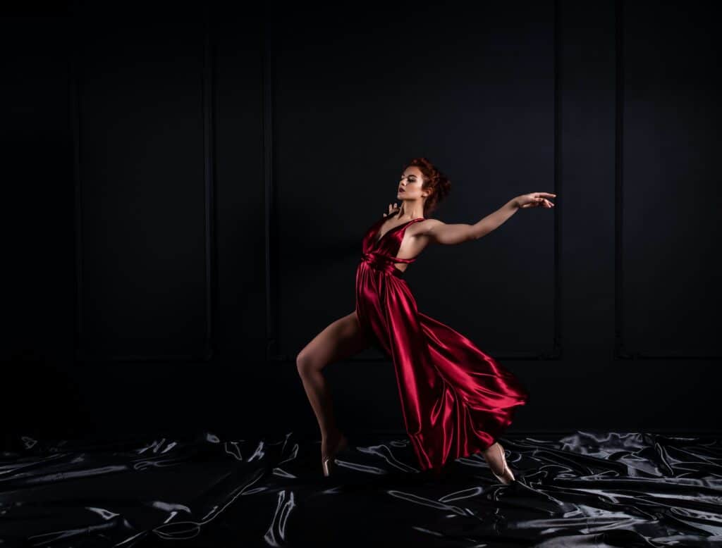 mujer posando dinámicamente con vestido rojo